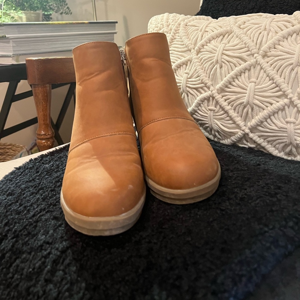 Vegan Ankle height Wedge Boots in cognac color.